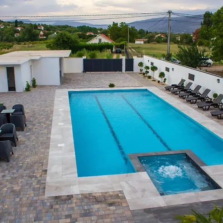 Villa Xy *